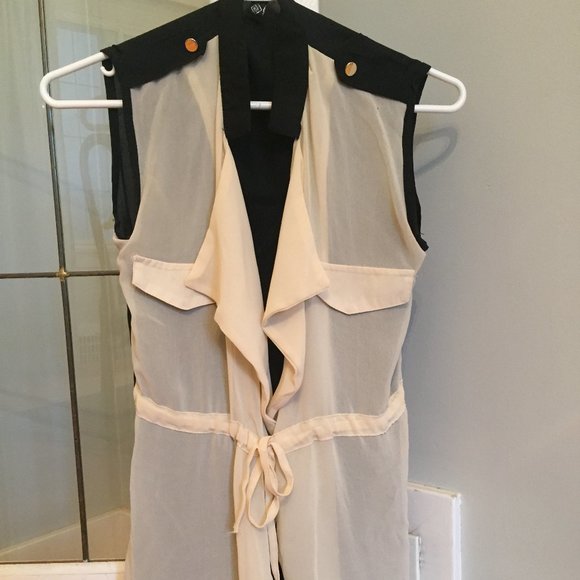 Sleeveless tie up blouse - Picture 1 of 2